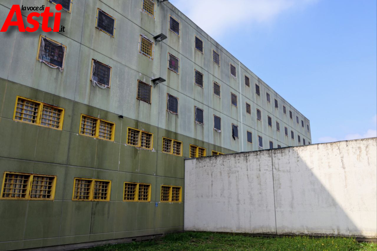 Carcere di Asti, sequestrati telefoni e droga calati con un drone e ferito un ispettore
