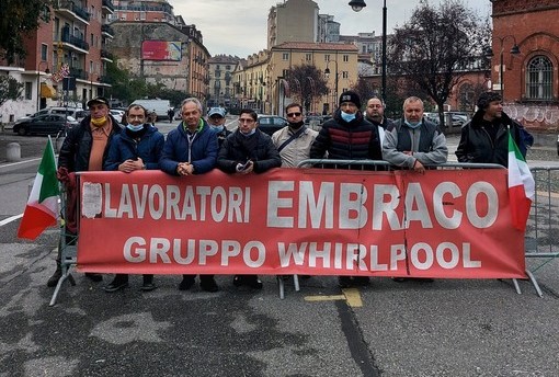 Una delle ultime manifestazioni dei lavoratori Embraco, in attesa della visita del Capo dello Stato Sergio Mattarella