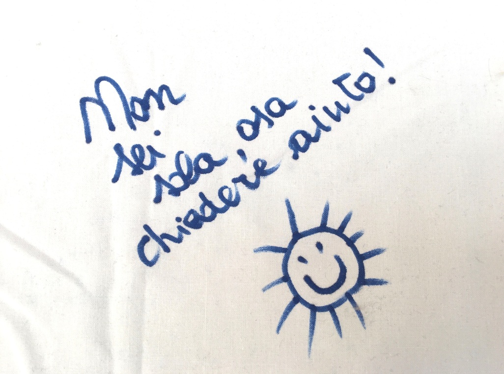 "Non sei sola, osa chiedere aiuto!": frasi toccanti sulle lenzuola alla