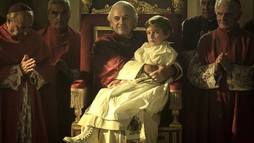Un'immagine di scena da &quot;Rapito&quot; con Paolo Pierobon (papa Pio IX) e l'esordiente Enea Sala