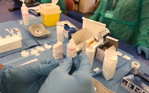 Foto d'archivio di una fiala di vaccino anti Covid, 'spauracchio' usato dal sedicente avvocato per truffare la sua vittima Foto d'archivio di una fiala di vaccino anti Covid, 'spauracchio' usato dal sedicente avvocato per truffare la sua vittima