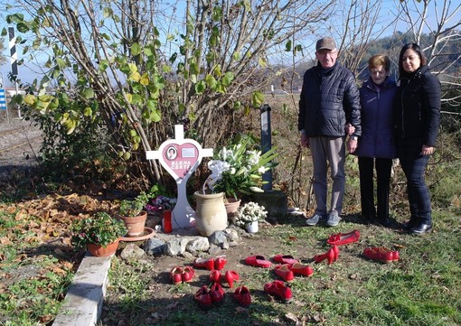 Foto d'archivio di Franco Ceste e Lucia Reggio, genitori di Elena Ceste, ritratti a fianco della lapide posta nei pressi del luogo in cui venne rinvenuto il corpo
