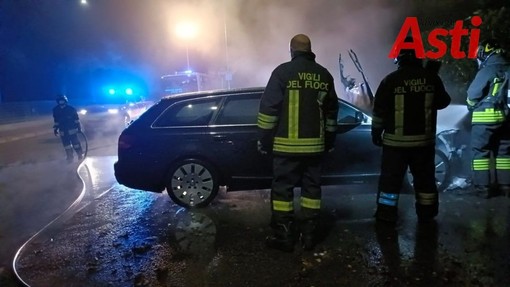 Una delle auto date alle fiamme nel quartiere San Fedele