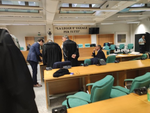 Mario Roggero, sulla destra, seduto in aula coi suoi legali