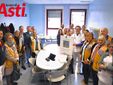 Nell'immagine, il personale del Pronto soccorso e il direttore generale dell’Asl At con la delegazione del Club guidata dalla presidente Donatella Peirone, e il governatore del Distretto Lions 108la3, Oscar Bielli