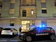 Pattuglie dell'Arma di fronte al condominio in cui è avvenuto l'omicidio