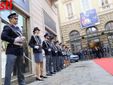 Il picchetto d'onore schierato davanti al teatro Alfieri in occasione di una precedente edizione della Festa della Polizia