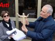 Ancora il presidente della CEI ritratto nel corso dell'inaugurazione dell'ambulatorio medico