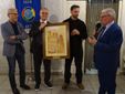 La premiazione del calciatore