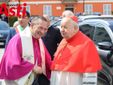 Il cardinal Dziwisz con il parroco di Isola, don Maurizio Giaretti