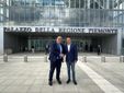 Fabio Ciciliano e Marco Gabusi davanti all'ingresso del Grattacielo Piemonte