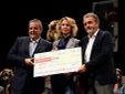 L'asssegno destinato all'associazione &quot;Enrico e Ilaria sono con noi Onlus&quot;