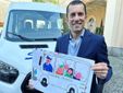 L'assessore Gabusi con un disegno realizzato da alcuni alunni di una scuola primaria
