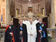 Una serie di immagini relative la cerimonia religiosa