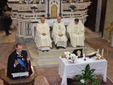 Una serie di immagini relative la cerimonia religiosa