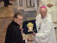 Una serie di immagini relative la cerimonia religiosa