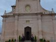 Una serie di immagini relative la cerimonia religiosa