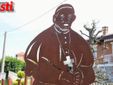 La statua dedicata a Bergoglio
