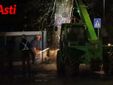 Operai al lavoro, lunedì notte, per l'abbattimento dei platani