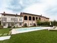 L'esterno con giardino e piscina