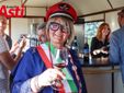 Monica Masino, sindaca di Montegrosso, indossa il cappello da capostazione che le è stato simbolicamente regalato nel corso dell'inaugurazione (Ph. Merfephoto - Efrem Zanchettin)