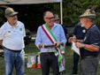 Il presidente ANA Asti Fabrizio Pighin (a sinistra nell'immagine) con il sindaco di Costigliole Enrico Alessandro Cavallero e il direttore del Campo Scuola De Grandi