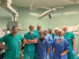 Il primario facente funzioni dell’ORL Roberto Briatore (secondo da sinistra) con la sua equipe, insieme allo staff dell’Anestesia-Rianimazione e del Blocco operatorio Il primario facente funzioni dell’ORL Roberto Briatore (secondo da sinistra) con la sua equipe, insieme allo staff dell’Anestesia-Rianimazione e del Blocco operatorio