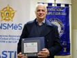 Gianni Balladelli, figlio del Maestro Franco e attuale responsabile della società, con la targa di merito