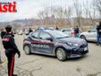 I carabinieri conducono in carcere il presunto responsabile