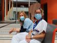 la dottoressa Franchi (in camice azzurro) con un'infermiera durante una pausa di lavoro