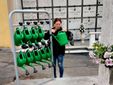 Uno dei porta annafiatoi a gettone installati nei cimiteri del paese