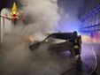 Vigili del fuoco impegnati nello spegnimento dell'auto in via Grassi