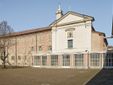 Il cortile del santuario nicese