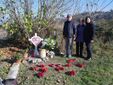 I genitori di Elena Ceste accanto alla lapide posta nel luogo, tra Isola d'Asti e Motta, dove venne rinvenuto il corpo