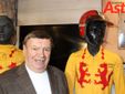 Franco Negro, immortalato di fianco alla sua tuta