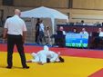 La giovane judoka ritratta mentre immobilizza a terra l'avversaria nella finale del trofeo