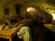 Gli ospiti della cena di Moncucco ritratti nella suggestiva grotta scavata nel tufo (foto di Luigi Rigon)