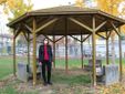 Il sindaco Anna Macchia sotto al gazebo, da poco allestito e già vandalizzato.