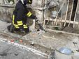 Vigile del fuoco al lavoro sulla colonnina del gas danneggiata dall'urto