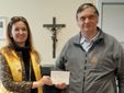 Il segretario Marta Ferrero consegna al parroco don Paolo l'altra parte dei fondi raccolti