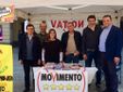 I candidati Allegretti (primo da sinistra) e Rampello (utimo a destra) ritratti ad un banchetto informativo a San Damiano