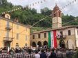 La piazza del Comune di Vesime invasa dalla penne nere per la “XXXI Festa della Sezione di Asti”