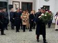 La vedova e la figlia, affiancate dal generale Iacobelli. Alle loro spalle, il procuratore capo Perduca, il sindaco di Nizza Monferrato, il questore  di Asti, Barbara Baino e il cap. Caprio