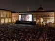 Bologna, piazza Maggiore gremita per l'anteprima del film restaurato
