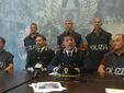 Un momento della conferenza stampa, del settembre scorso, organizzata per annunciare gli arresti. Al centro della foto il capo della Squadra Mobile, Loris Petrillo, e alla sua destra il capo di Gabinetto della Questura Stefano Ceveriati Un momento della conferenza stampa, del settembre scorso, organizzata per annunciare gli arresti. Al centro della foto il capo della Squadra Mobile, Loris Petrillo, e alla sua destra il capo di Gabinetto della Questura Stefano Ceveriati