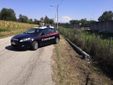 Una pattuglia dell'Arma sul luogo del sinistro, dove ancora si nota il palo abbattuto dall'auto