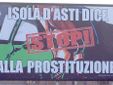 La campagna d'affissione, risalente al 2014, promossa dal Comune di Isola d'Asti