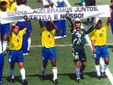 I calciatori del Brasile, campione del mondo 1994, con lo striscione dedicato a Senna