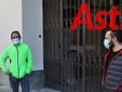 Una recente immagine del vicesindaco Coppo, qui ritratto (da Efrem Zanchettin - MerfePhoto) mentre si stava confrontando con alcuni gestori di locali che hanno simbolicamente &quot;consegnato le chiavi&quot; di fronte al Municipio