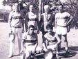 Una bella foto d'epoca che vede il campione ritratto (primo a sinistra)
